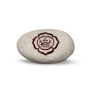 Piedra de Río grabada con el símbolo del primer chakra