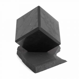 Cubo de Shungita con Base en Bruto de 10 cm