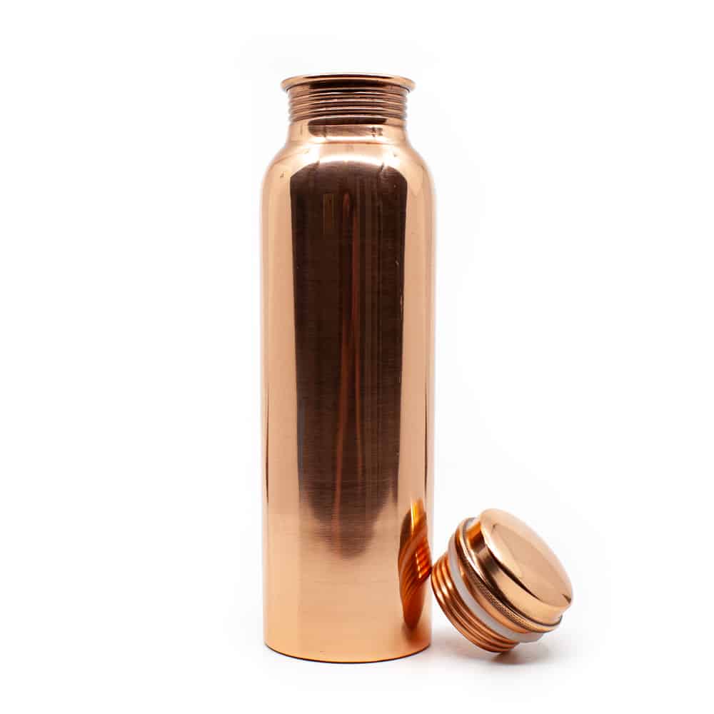 botella de agua de cobre lisa con tapón al lado