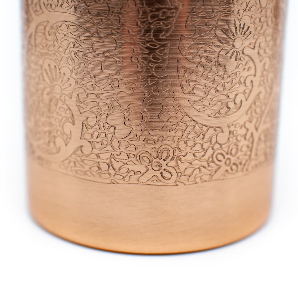 detalle de botella de cobre con imprenta