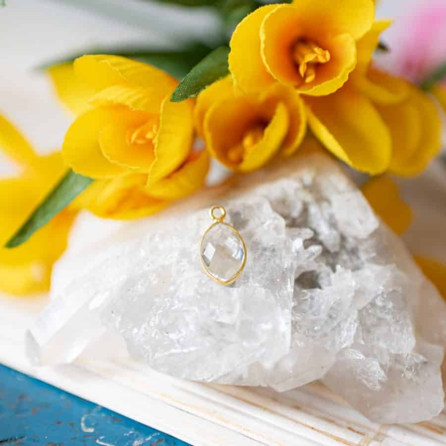 colgante cristal de roca flores amarillas