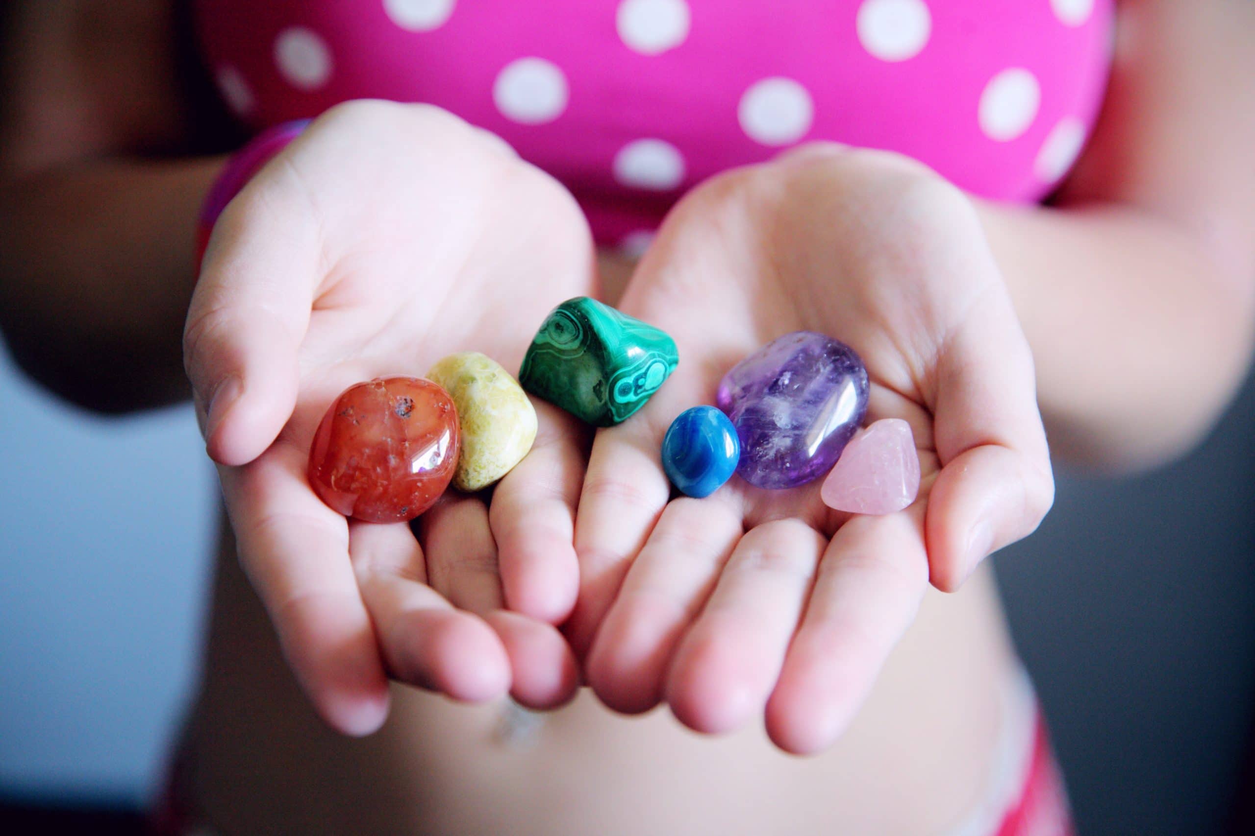Seis piedras preciosas pulidas en las manos