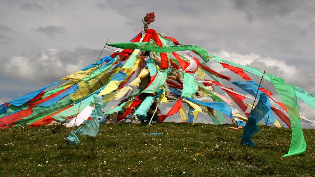 muchas banderas tibetanas