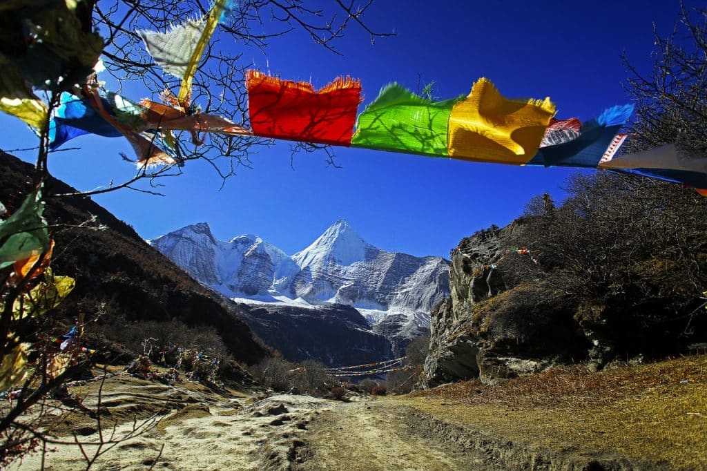 banderas tibetanas con montaña detrás