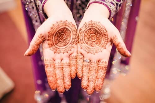dos manos tatuadas con henna 