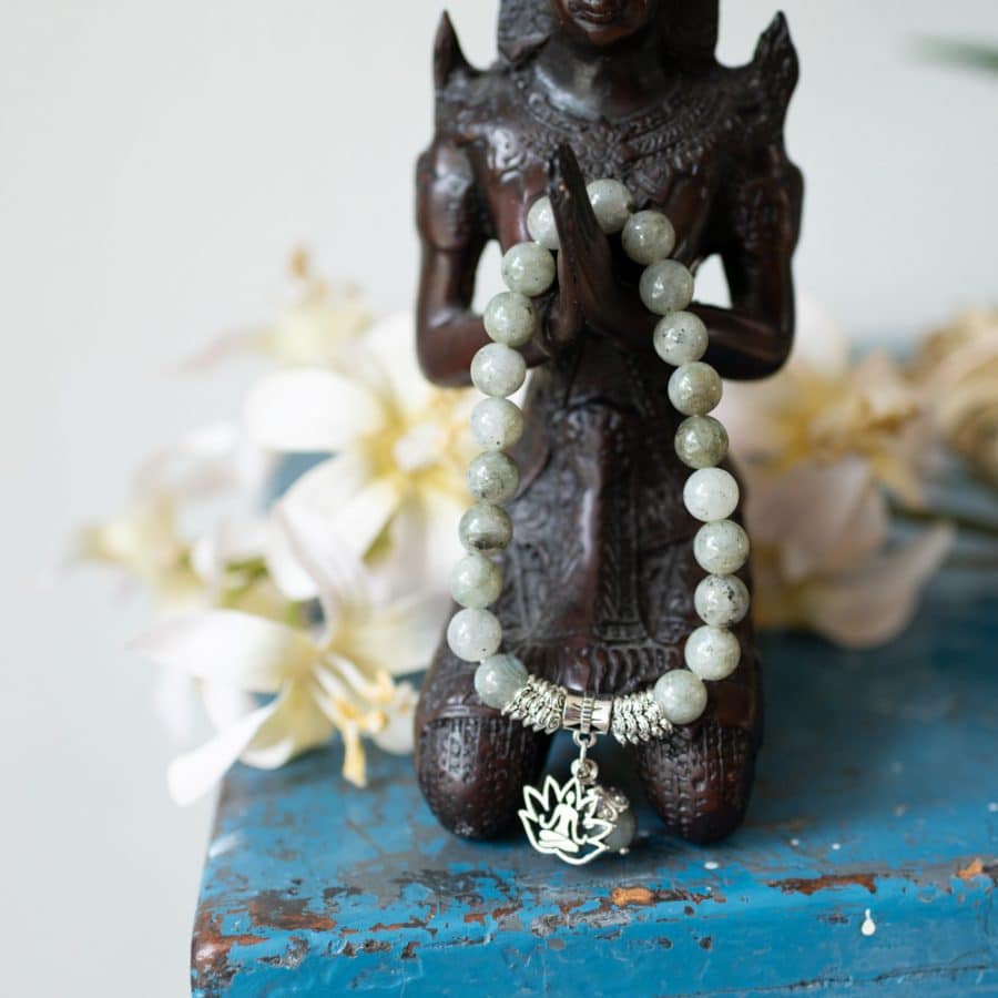 estatua de buda con pulsera con colgante de flor de loto 