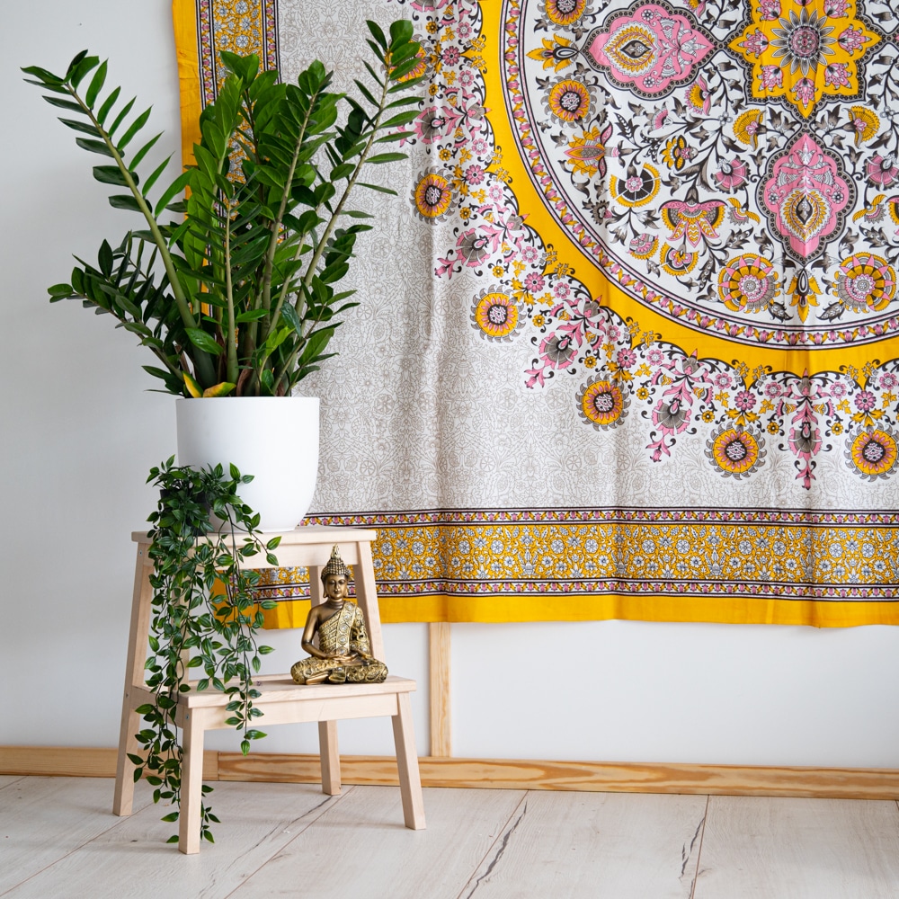 blog significado espiritual, tapiz pared con mandala y altar con buda y planta