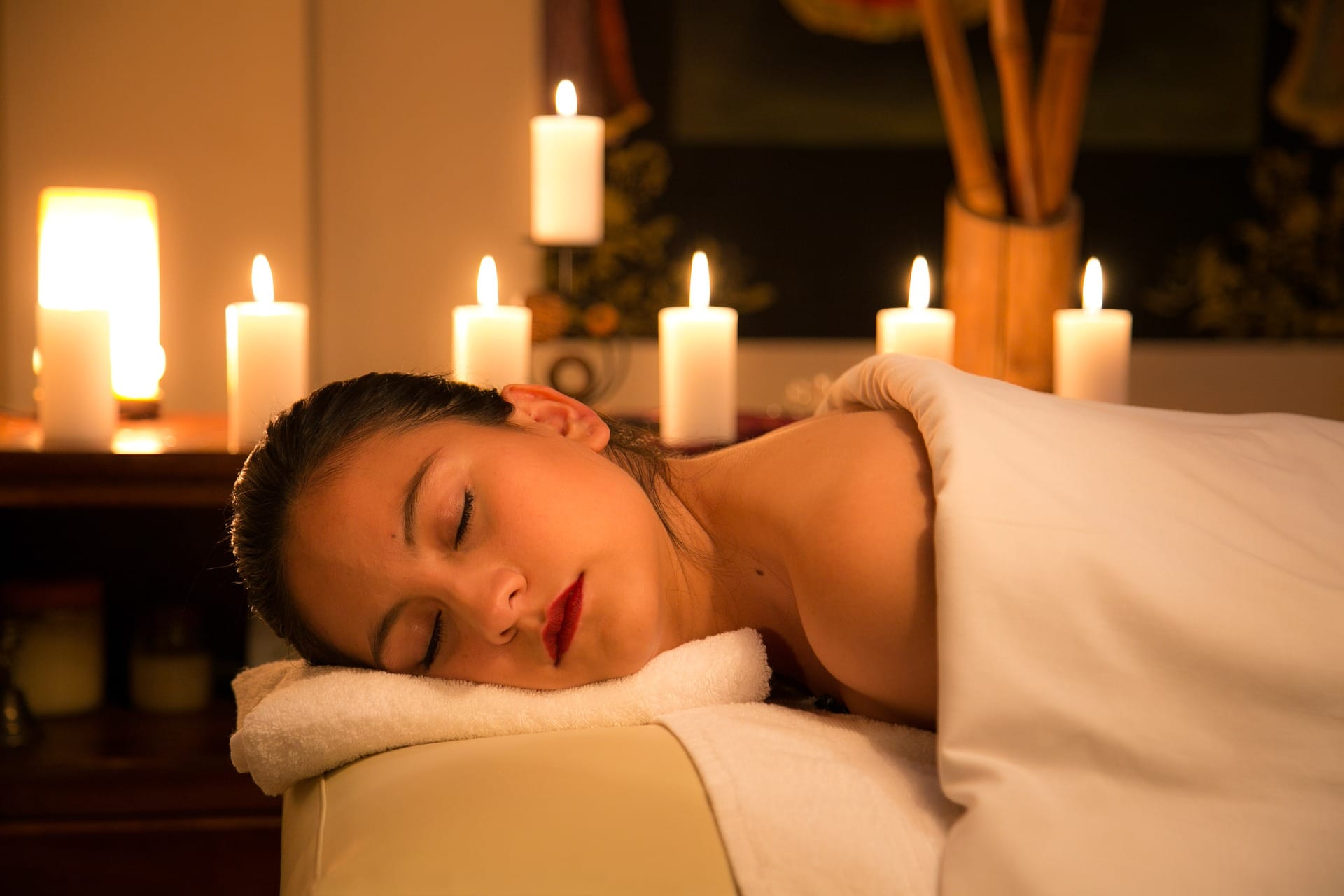 mujer reclinada masaje velas