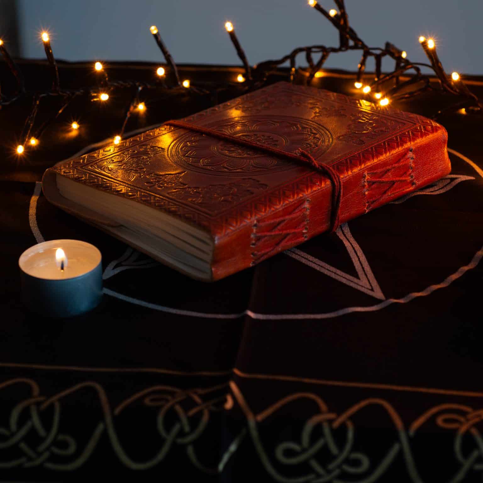 wicca cuaderno con vela y luces