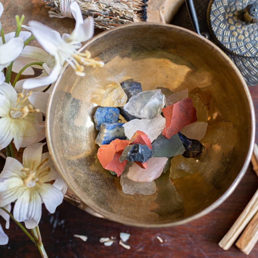 mezcla de diferentes piedras preciosas en un cuenco tibetano, blog cómo cargar las piedras