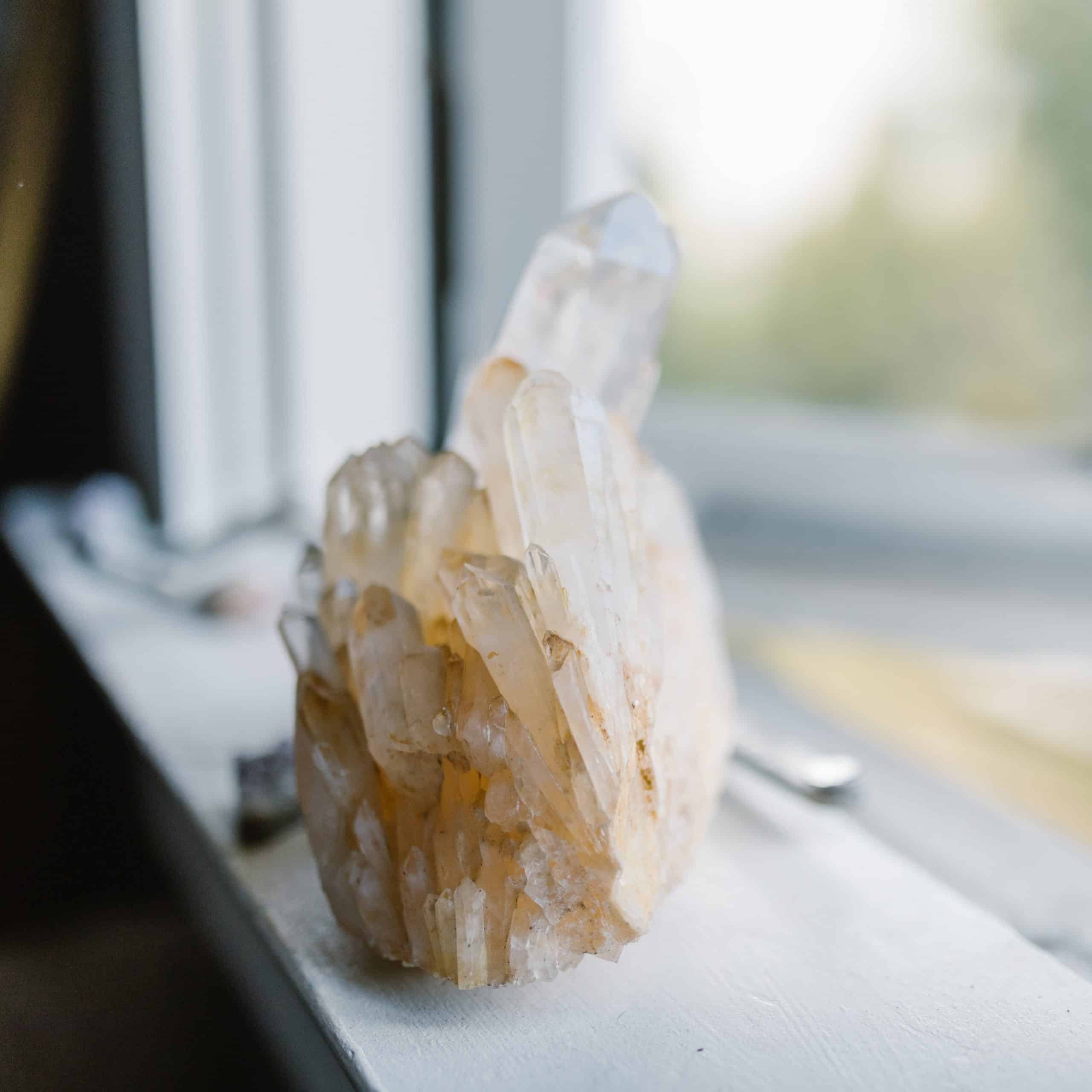 racimos de piedras preciosas delante de la ventana, blog cómo limpiar piedras