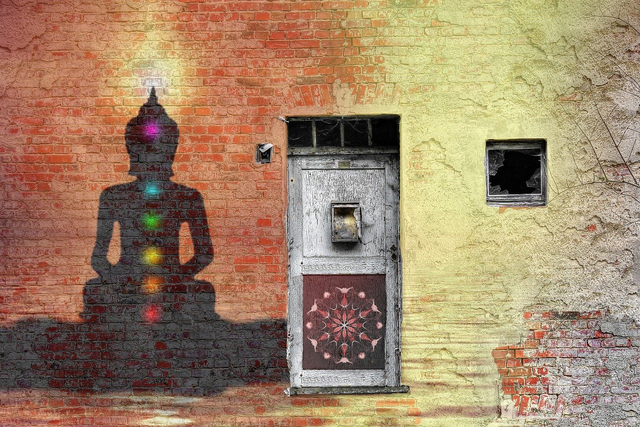 Buda con colores chakra chakra del corazón
