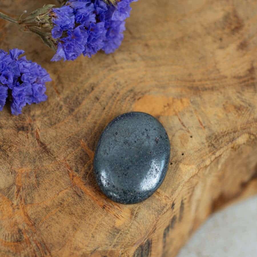 piedra de bolsillo de hematita chakra raíz