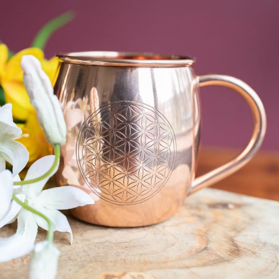 taza de cobre con dibujo de mandala