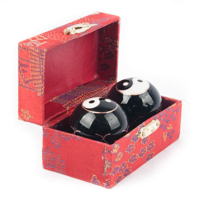 esferas chinas en caja roja con símbolo yin yang