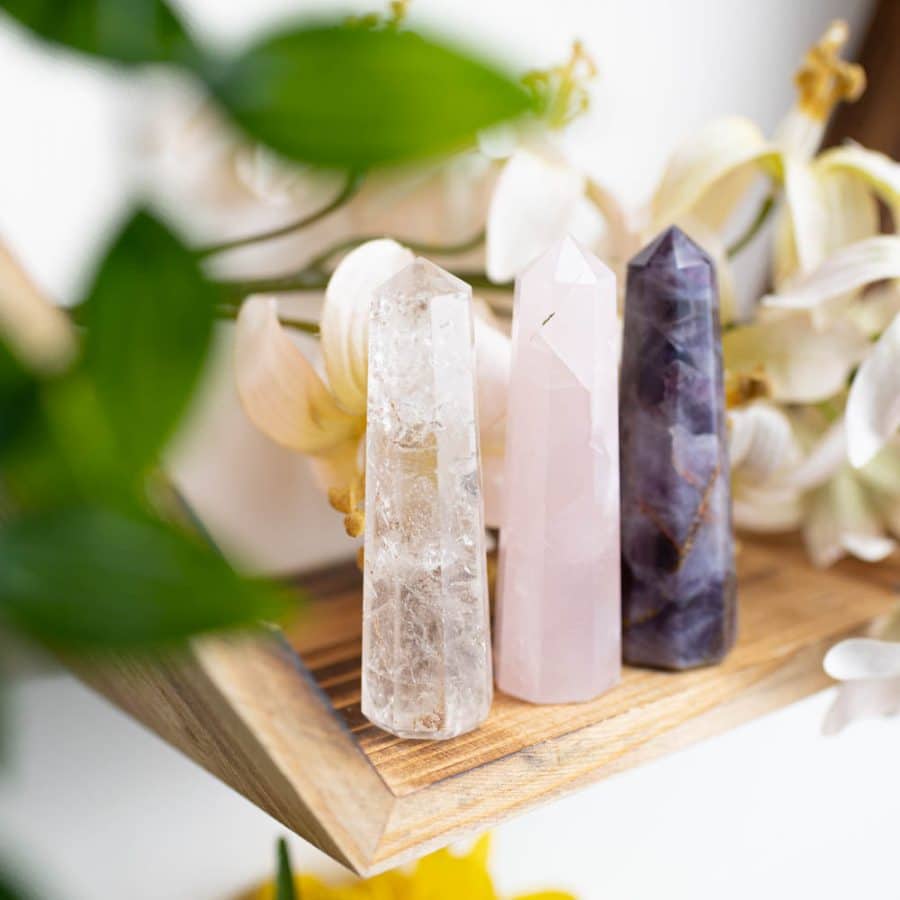 piedras triangulo dorado cristal de roca cuarzo rosa amatista blog cómo relajarse