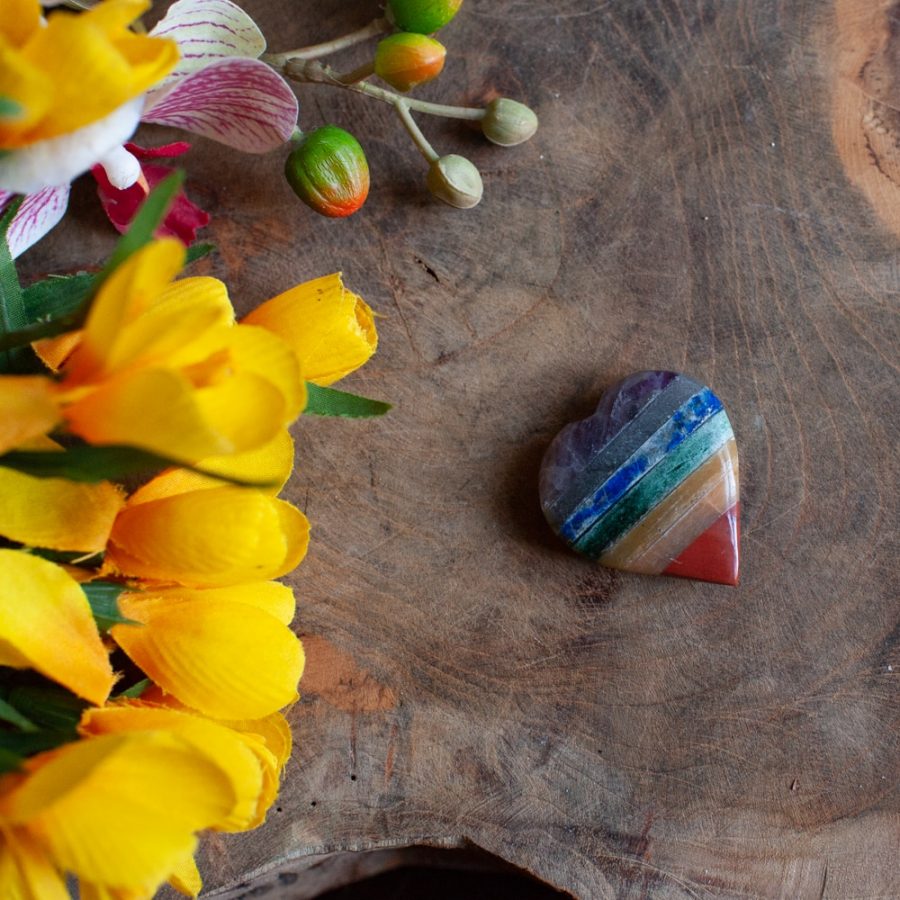 colores chakra en forma de corazón de piedras preciosas