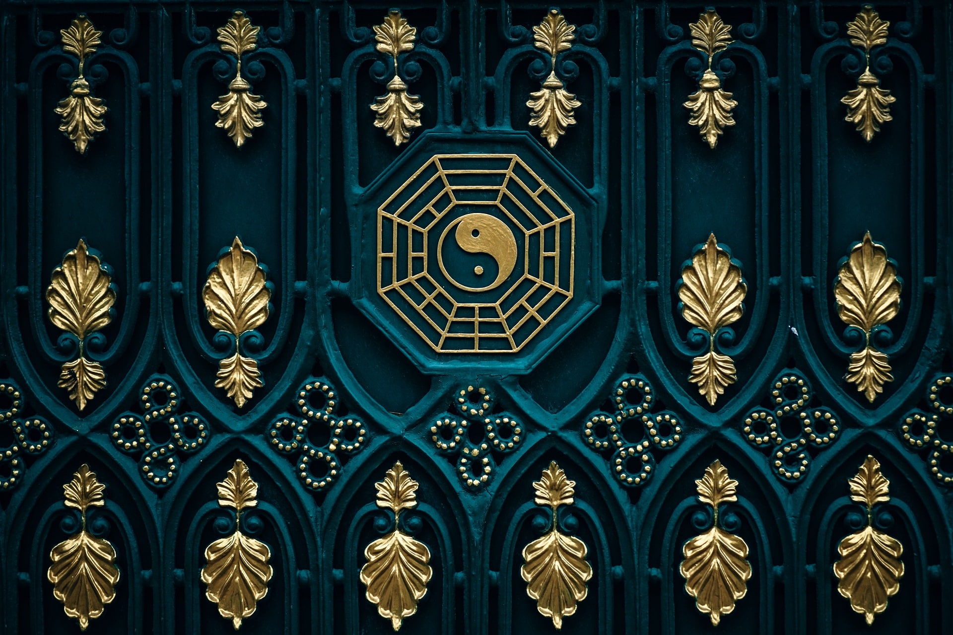 muro azul con detalles dorados con símbolo del yin yang blog karma