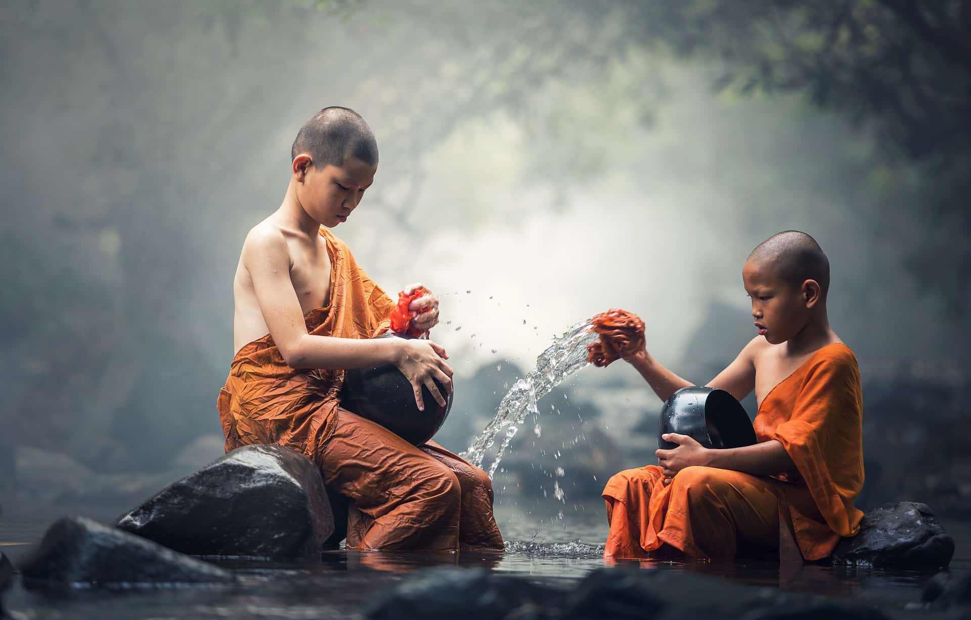niños budistas en el río limpiando blog karma