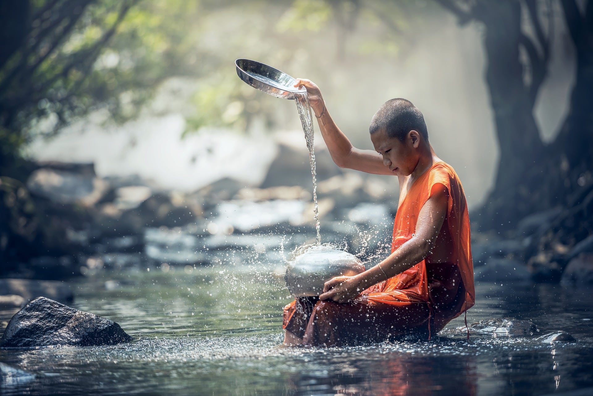 Niño budista limpiando en el río blog karma