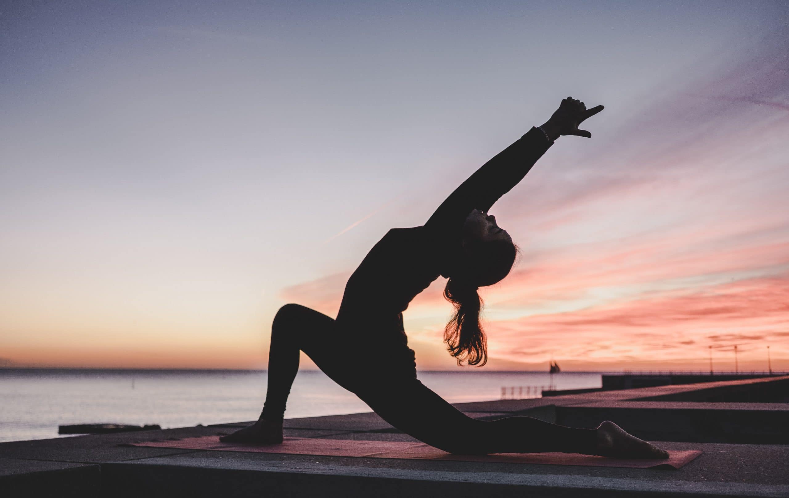 mujer practicando yoga horóscopo géminis
