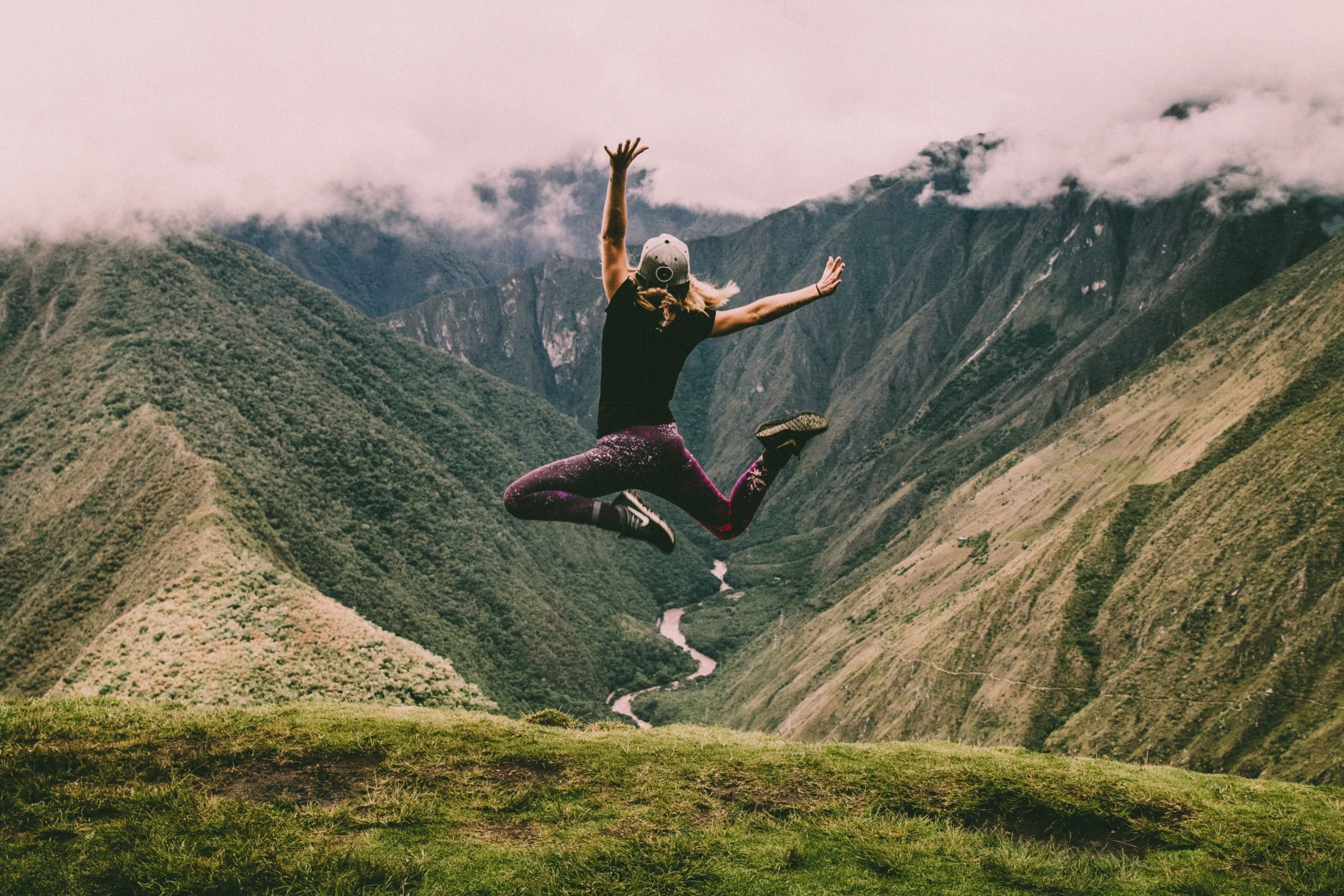 Hombre saltando en las montañas horóscopo géminis